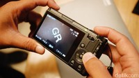 Mantan Kapten JKT48 Shani Indira menggenggam kamera Ricoh GR IV terbaru di Jakarta, Kamis, (18/9/2025).
