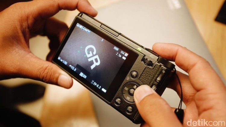 Mantan Kapten JKT48 Shani Indira menggenggam kamera Ricoh GR IV terbaru di Jakarta, Kamis, (18/9/2025).