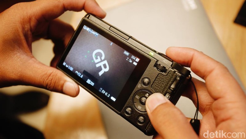 Mantan Kapten JKT48 Shani Indira menggenggam kamera Ricoh GR IV terbaru di Jakarta, Kamis, (18/9/2025).