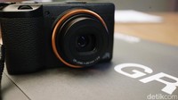 Mantan Kapten JKT48 Shani Indira menggenggam kamera Ricoh GR IV terbaru di Jakarta, Kamis, (18/9/2025).