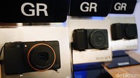 Mantan Kapten JKT48 Shani Indira menggenggam kamera Ricoh GR IV terbaru di Jakarta, Kamis, (18/9/2025).