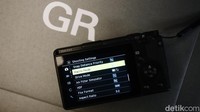 Mantan Kapten JKT48 Shani Indira menggenggam kamera Ricoh GR IV terbaru di Jakarta, Kamis, (18/9/2025).