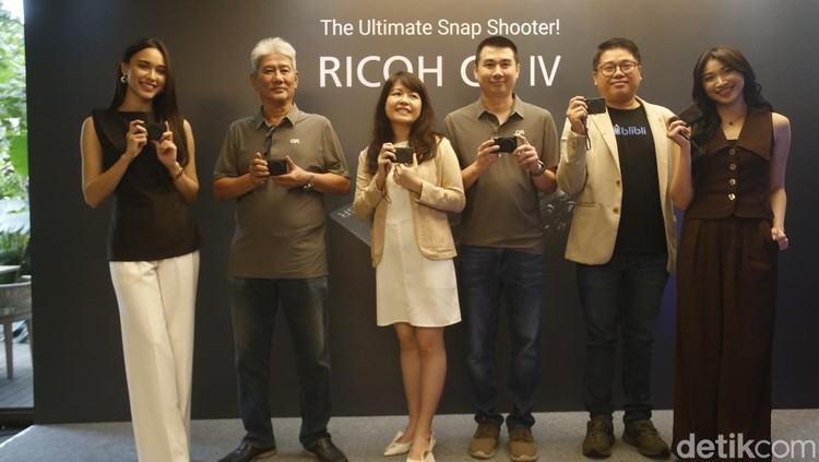 Mantan Kapten JKT48 Shani Indira menggenggam kamera Ricoh GR IV terbaru di Jakarta, Kamis, (18/9/2025).