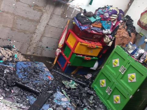 Rumah kontrakan di Cakung, Jakarta Timur (Jaktim), hangus dilalap api pagi tadi. Api membara dipicu cekcok keluarga. (dok Damkar Jakarta)