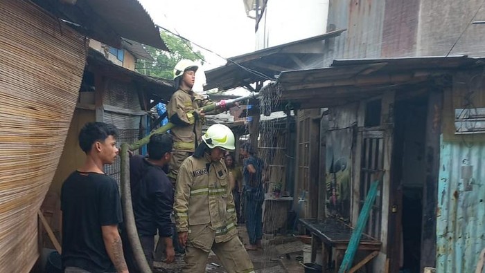 Rumah kontrakan di Cakung, Jakarta Timur (Jaktim), hangus dilalap api pagi tadi. Api membara dipicu cekcok keluarga. (dok Damkar Jakarta)