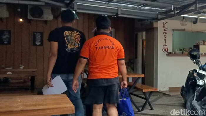 Salah satu tersangka mengenakan baju tahanan digiring penyidik Unit PPA Satreskrim Polresta ke Rutan Polresta Mataram, Kamis (18/9/2025). (Foto: Abdurrasyid Efendi/detikBali)