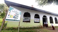 Bangunan sekolah mereka rusak akibat banjir pada 2020 sehingga proses belajar terpaksa dipindahkan ke masjid. ANTARAFOTO/Adiwinata Solihin