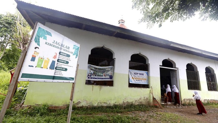 Sejumlah siswa SD Negeri 1 belajar di dalam masjid di Bone Raya, Kabupaten Bone Bolango, Gorontalo, Kamis (18/9/2025). Bangunan sekolah yang rusak diterjang banjir pada tahun 2020 membuat proses belajar mengajar sekolah tersebut terpaksa menempati masjid untuk melakukan proses belajar mengajar, sedangkan pembangunan gedung sekolah baru ditargetkan rampung pada akhir tahun ini. ANTARA FOTO/Adiwinata Solihin/YU