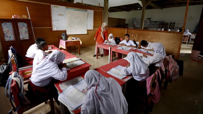 Sejumlah siswa SD Negeri 1 belajar di dalam masjid di Bone Raya, Kabupaten Bone Bolango, Gorontalo, Kamis (18/9/2025). Bangunan sekolah yang rusak diterjang banjir pada tahun 2020 membuat proses belajar mengajar sekolah tersebut terpaksa menempati masjid untuk melakukan proses belajar mengajar, sedangkan pembangunan gedung sekolah baru ditargetkan rampung pada akhir tahun ini. ANTARA FOTO/Adiwinata Solihin/YU