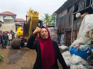 Tangis dan Perlawanan Emak-Emak Saat Alat Berat Masuk Kampung Sirnasari