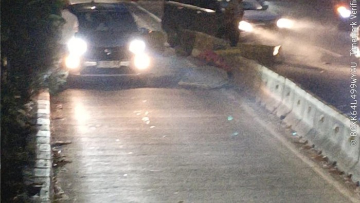 Separator di koridor 9 sekitar Halte Jembatan Tiga ditabrak mobil pribadi, Kamis (18/9/2025)