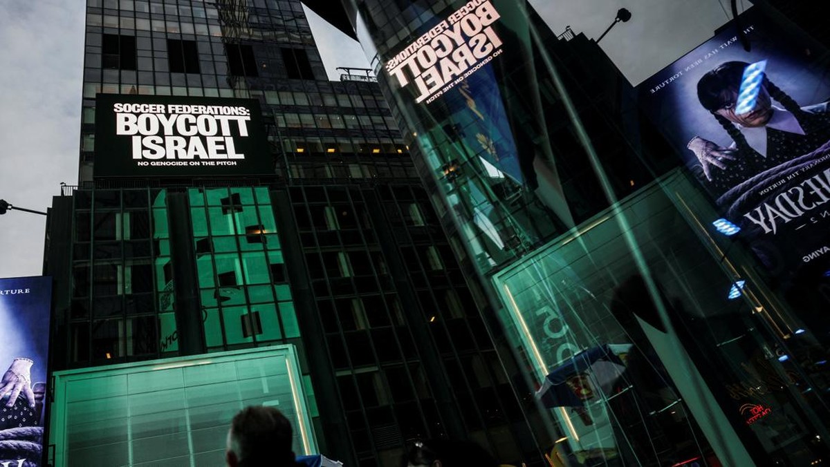 Seruan Boikot Sepak Bola Israel Menggema di Times Square AS