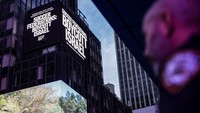Sebuah billboard menampilkan pesan “Soccer Federations Boycott Israel” di Times Square, New York, Selasa (16/9/2025). REUTERS/Jeenah Moon  