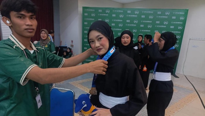 Bekal Pondasi Agama Bawa Siswi SMA Surabaya Raih Medali Silat Nasional