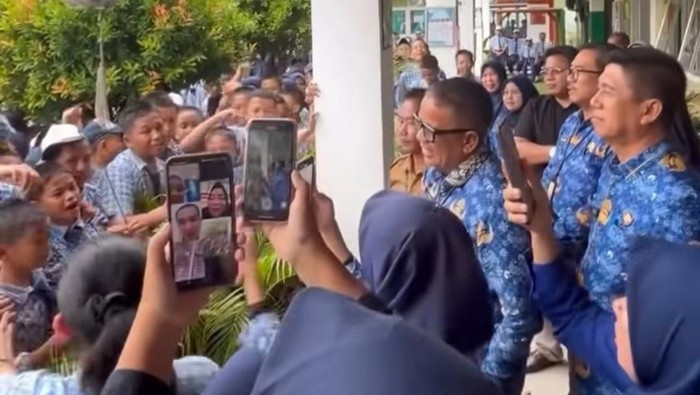 Kepsek SMP Negeri 1 Prabumulih Roni Ardriansyah disambut puluhan siswanya