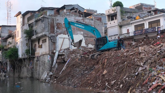 Warga membersihkan puing-puing bangunan pascabencana banjir di Sungai Badung, Denpasar, Bali, Rabu (17/9/2025). Pemerintah Kota Denpasar secara resmi telah menurunkan status Tanggap Darurat Bencana menjadi status Transisi Darurat ke Pemulihan selama tiga bulan mulai 17 September hingga 17 Desember 2025. ANTARA FOTO/Nyoman Hendra Wibowo/aww.