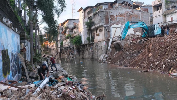 Warga membersihkan puing-puing bangunan pascabencana banjir di Sungai Badung, Denpasar, Bali, Rabu (17/9/2025). Pemerintah Kota Denpasar secara resmi telah menurunkan status Tanggap Darurat Bencana menjadi status Transisi Darurat ke Pemulihan selama tiga bulan mulai 17 September hingga 17 Desember 2025. ANTARA FOTO/Nyoman Hendra Wibowo/aww.