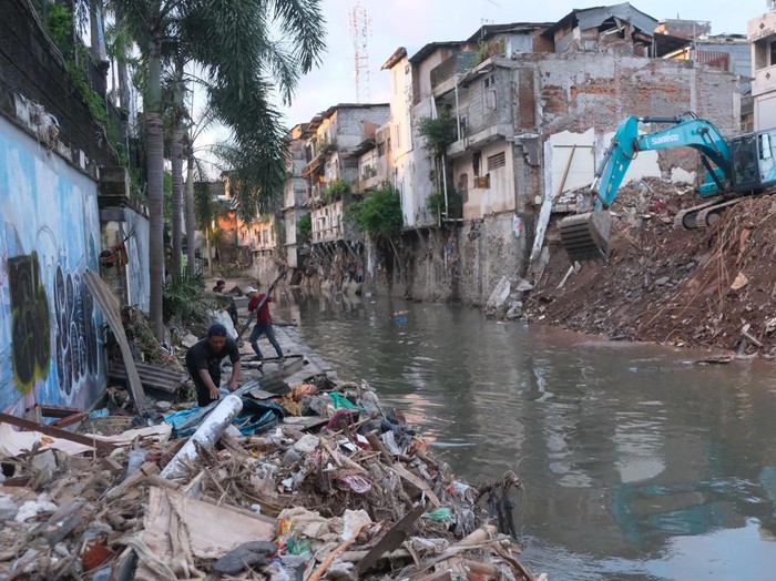 Warga membersihkan puing-puing bangunan pascabencana banjir di Sungai Badung, Denpasar, Bali, Rabu (17/9/2025). Pemerintah Kota Denpasar secara resmi telah menurunkan status Tanggap Darurat Bencana menjadi status Transisi Darurat ke Pemulihan selama tiga bulan mulai 17 September hingga 17 Desember 2025. ANTARA FOTO/Nyoman Hendra Wibowo/aww.