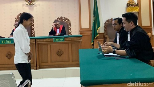 Suantari berkonsultasi dengan kuasa hukumnya saat sidang di Pengadilan Negeri Tipikor Denpasar, Kamis (18/9/2025). (Aryo Mahendro/detikBali).
