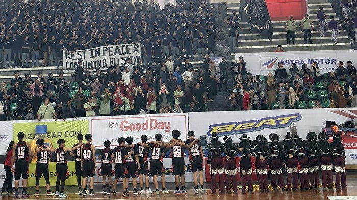 Suasana Siswa SMA Muhammadiyah 1 Solo kenang pelatih basket dan guru yang meninggal dunia sebelum kompetisi DBL di Gor Sritex Arena. Foto diunggah Kamis (18/9/2025).