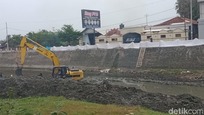 Situasi pengerukan sedimen di aliran Sungai Dengkeng di bawah Bendung Tukuman, Cawas, Klaten, Kamis (18/9/2025).