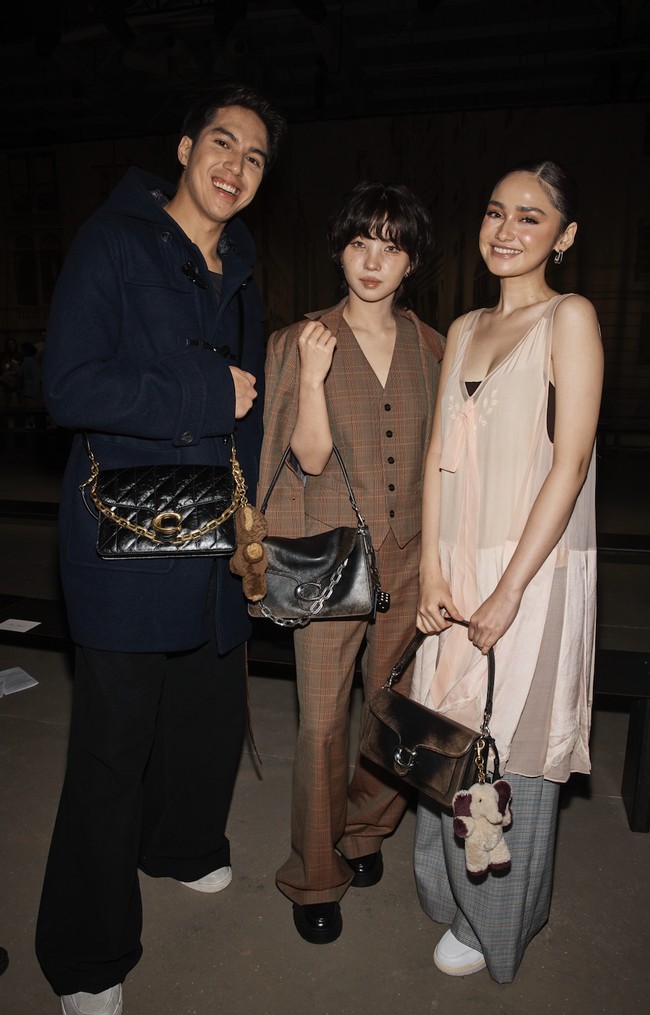 Inilah potret Syifa dan El bersama rapper Korea SOYEON.  Acara ini juga dihadiri bintang internasional lain seperti Elle Fanning, (G)I-DLE, Charles Melton, Storm Reid, aktor sekaligus penyanyi Thailand Nanon Korapat, hingga aktris Korea Selatan Chae Soo-bin. Foto: dok. Kanmo Group