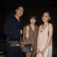 Inilah potret Syifa dan El bersama rapper Korea SOYEON.  Acara ini juga dihadiri bintang internasional lain seperti Elle Fanning, (G)I-DLE, Charles Melton, Storm Reid, aktor sekaligus penyanyi Thailand Nanon Korapat, hingga aktris Korea Selatan Chae Soo-bin. Foto: dok. Kanmo Group