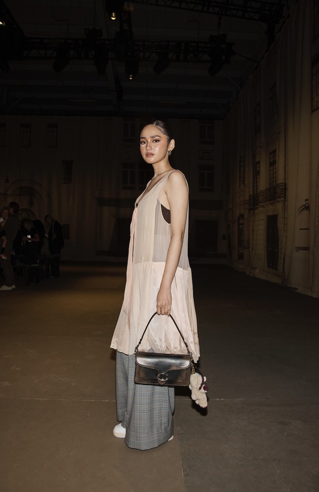 Untuk penampilannya, Syifa Hadju memilih gaun flowy bernuansa pink blush yang dipadukan celana wide leg yang memberi sentuhan kasual namun tetap elegan.  Foto: dok. Kanmo Group