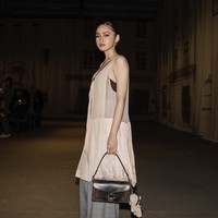 Untuk penampilannya, Syifa Hadju memilih gaun flowy bernuansa pink blush yang dipadukan celana wide leg yang memberi sentuhan kasual namun tetap elegan.  Foto: dok. Kanmo Group