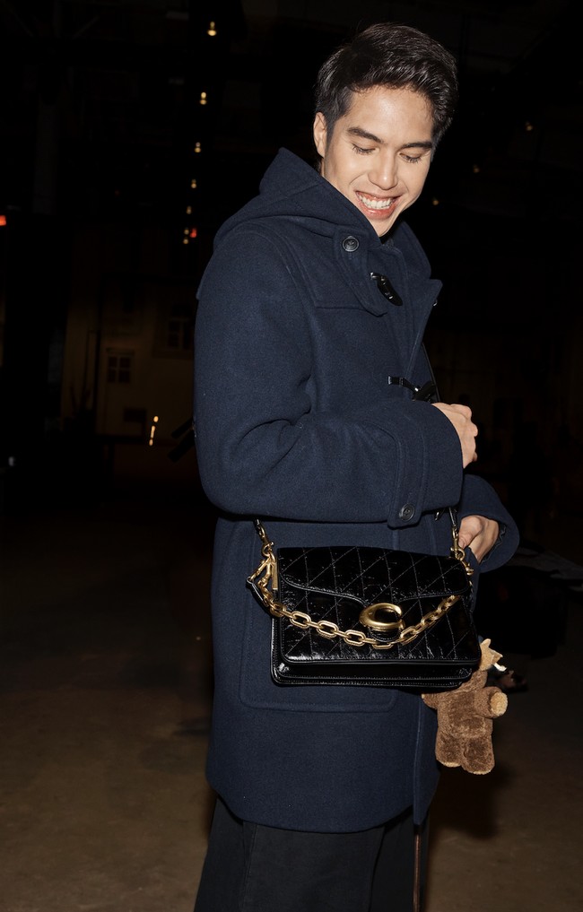 Di sisi lain, El Rumi tampil dalam nuansa klasik-modern lewat coat wol navy yang dipadukan dengan celana relaxed cut. El mengenakan Chain Tabby Shoulder Bag quilted leather.  Foto: dok. Kanmo Group