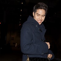 Di sisi lain, El Rumi tampil dalam nuansa klasik-modern lewat coat wol navy yang dipadukan dengan celana relaxed cut. El mengenakan Chain Tabby Shoulder Bag quilted leather.  Foto: dok. Kanmo Group