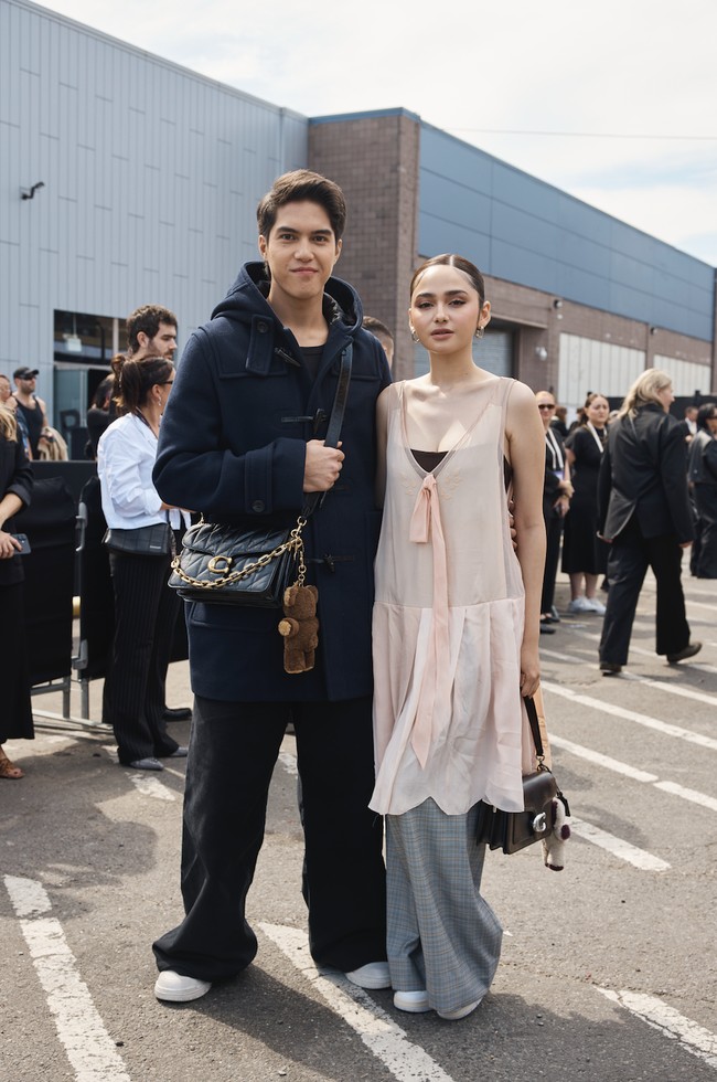 Syifa Hadju dan El Rumi hadir di New York Fashion Week. Keduanya tampil kompak pakai tas Coach. Foto: dok. Kanmo Group