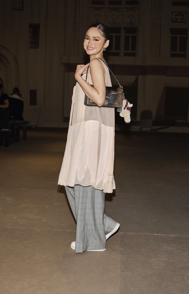 Ia melengkapi gaya tersebut dengan Tas Tabby Loved Leather, material kulit dengan efek usang autentik yang membuat setiap desain unik. Detail playful hadir lewat bag charm berbentuk gajah, sementara Soho Sneakers klasik menegaskan vibe dinamis ala kota New York. Foto: dok. Kanmo Group