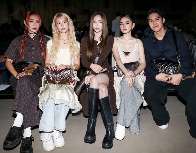 Sebagai tamu undangan internasional, Syifa dan El duduk di barisan depan bersama nama-nama besar dunia fashion.  Foto: dok. Kanmo Group