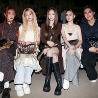 Sebagai tamu undangan internasional, Syifa dan El duduk di barisan depan bersama nama-nama besar dunia fashion.  Foto: dok. Kanmo Group