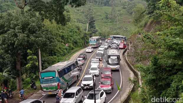Tanjakan Gentong Tasikmalaya, salah satu gambaran kondisi akses jalan menuju Priangan Timur.