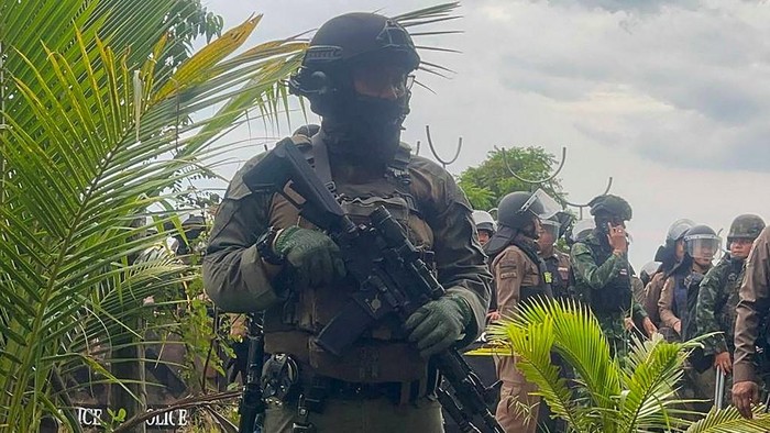 This handout photo taken and released by Agence Kampuchea Press (AKP) on September 17, 2025 shows a Thai soldier standing guard in a disputed area along the Cambodia-Thailand border in Banteay Meanchey province. Thai forces fired rubber bullets and tear gas during a stand-off with Cambodian protesters along their disputed border on September 17, Bangkoks military said, a move that Phnom Penh stated injured more than 20 people. Thai Army personnel were laying barbed wire on the border in Sa Kaeo when around 200 Cambodians gathered to protest, the Thai military said in a statement. (Photo by Handout / Agence Kampuchea Press (AKP) / AFP) / -----EDITORS NOTE --- RESTRICTED TO EDITORIAL USE - MANDATORY CREDIT 