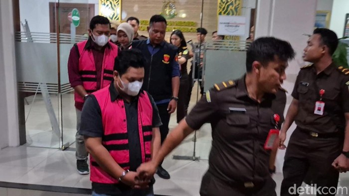 Tersangka kasus korupsi pajak desa di Cirebon