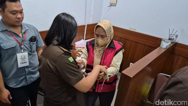 Tersangka kasus korupsi pajak desa di Cirebon