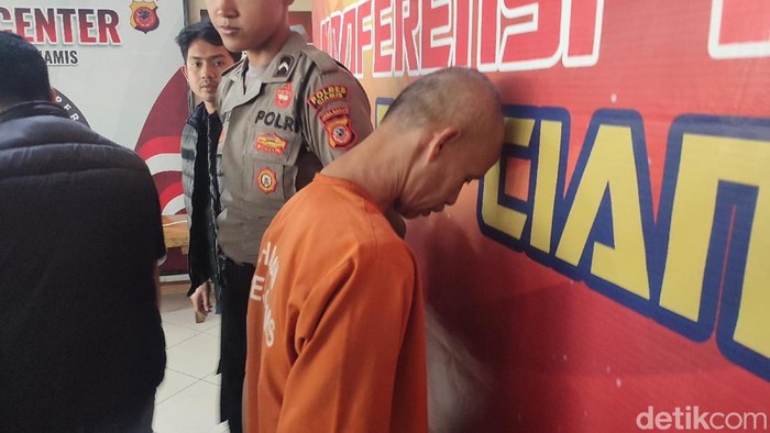 Tersangka kasus pencabulan digiring petugas ke ruang tahanan Polres Ciamis.