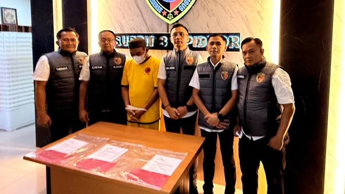 Tersangka korupsi pengadaan alat uji masker di BBT Bandung.