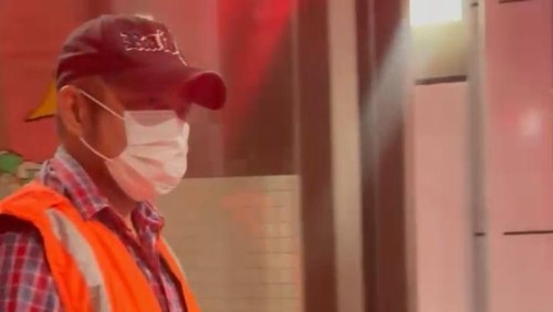 Tersangka tindak pidana korupsi pada paket pekerjaan konstruksi ruas jalan Golowelu-Orong, berinisial SB, ditahan oleh Kejari Manggarai Barat, Kamis (18/9/2025) malam. (Fotr: Dok. Kejari Manggarai Barat)