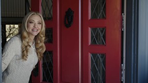 Amanda Seyfried tampil sebagai majikan kaya dengan rahasia kelam. Foto: Lionsgate