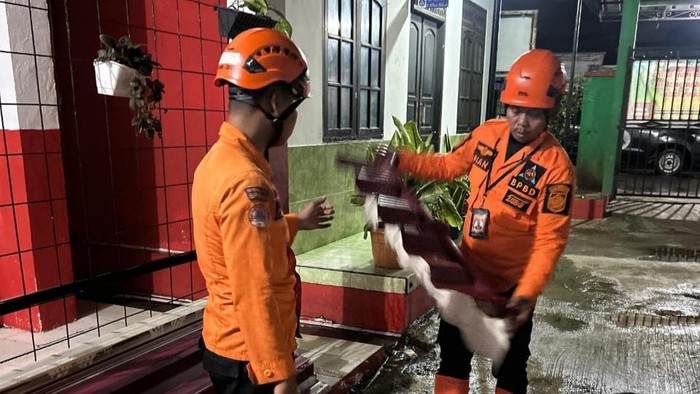 Tim Cek SD Terdampak Angin Kencang di Bogor