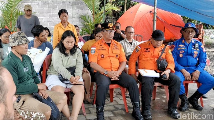 Tim SAR gabungan saat menyerahkan berita acara penghentian operasi pencarian tiga korban banjir yang hilang di Mengwitani, Badung, Bali, Kamis (18/9/2025). (Foto: Agus Eka/detikBali)
