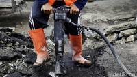 Langkah revitalisasi ini dilakukan untuk memastikan jalur pejalan kaki dapat berfungsi optimal.