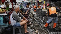 Sejumlah pekerja tampak melakukan pengerjaan proyek di Jalan Jembatan Tinggi, Kamis (18/9/2025). Jalur ini nantinya akan menghubungkan kawasan Blok C Tanah Abang menuju Kelurahan Kebon Melati.
