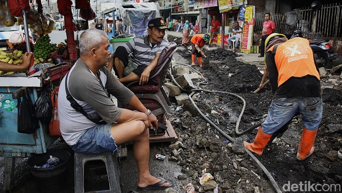 Trotoar Tanah Abang Direvitalisasi, Warga Bisa Jalan Lebih Nyaman Revitalisasi jalur pedestrian di kawasan Tanah Abang, Jakarta, mulai dikerjakan. Sejumlah pekerja tampak melakukan pengerjaan proyek di Jalan Jembatan Tinggi, Kamis (18/9/2025). Jalur ini nantinya akan menghubungkan kawasan Blok C Tanah Abang menuju Kelurahan Kebon Melati.