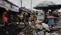 Revitalisasi trotoar menjadi bagian dari upaya Pemprov DKI dalam meningkatkan kualitas ruang kota dan memperkuat citra Tanah Abang sebagai pusat perdagangan yang ramah pejalan kaki.