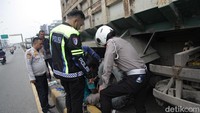 Petugas Dinas Perhubungan (Dishub) Tangsel segera turun tangan melakukan evakuasi. Truk yang mengalami kerusakan cukup parah itu kemudian diderek untuk mengurai kemacetan.